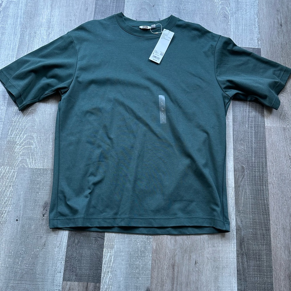 UNIQLO GREEN TSHIRT